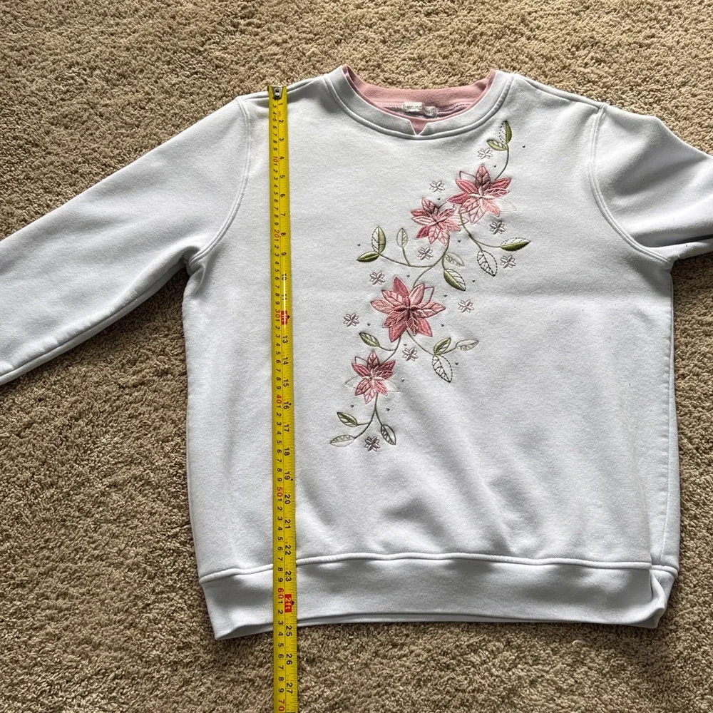 Hasting & Smith Poinsettia Embroidered White Sweater SZM. - Picture 8 of 10